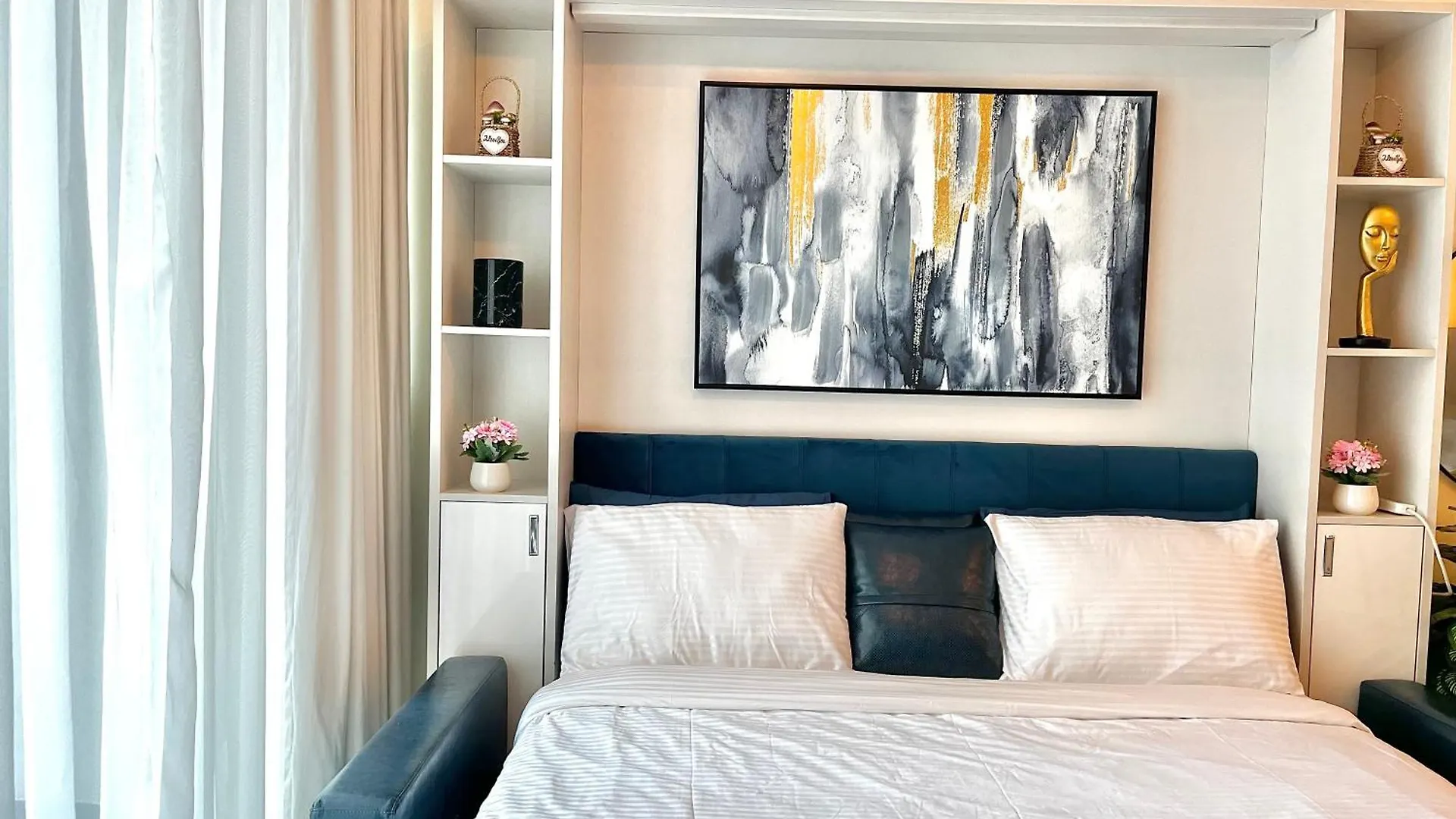 Marvellous Burj Khalifa View Studio, In Downtown Dubai Apartment